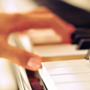 同桌把中指伸进了我的下面h
