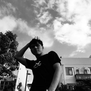 同桌把中指伸进了我的下面h
